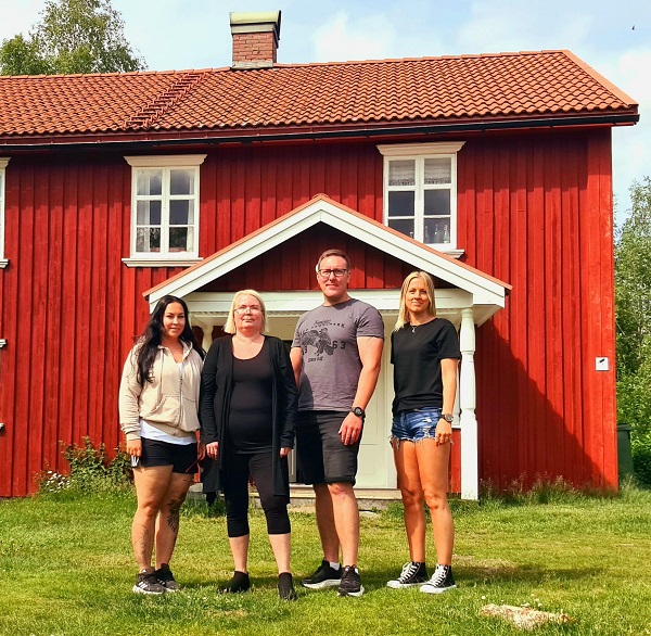 Historiska Röster står framför Frammegården