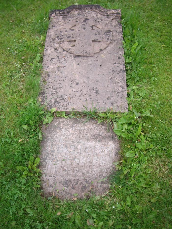 Foto på Gustaf, Alma och Claes gravsten